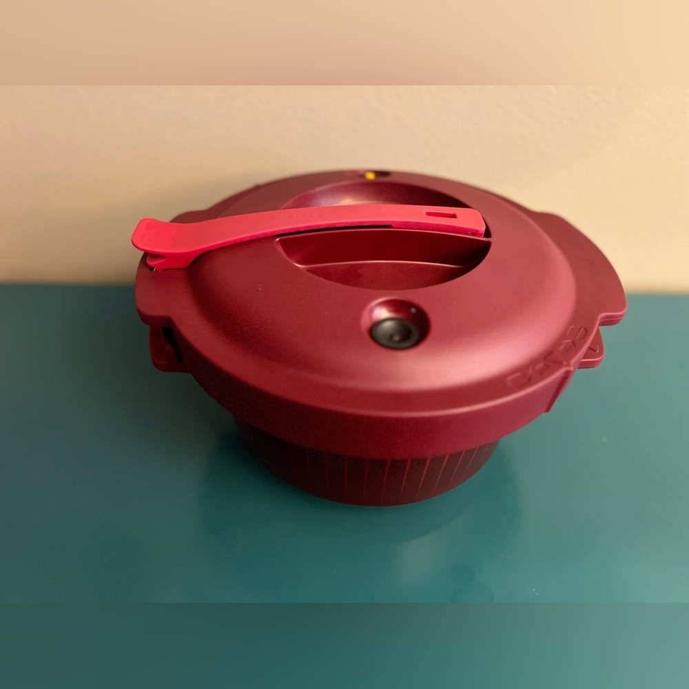 Used Tupperware MICROWAVE PRESSURE COOKER
